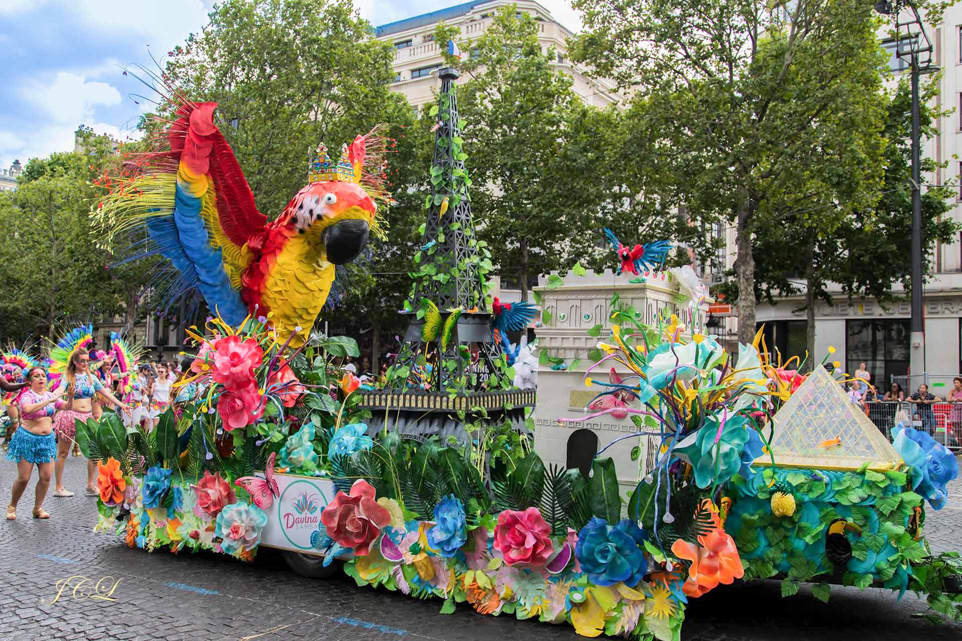 Défilé du Carnaval tropical sur la plus belle avenue du monde que sont les Champs Elysées en présence de Madame la Maire de Paris Anne Hidalgo.